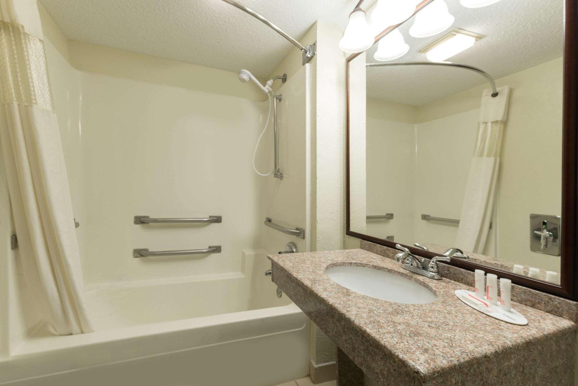 Brooks Baymont By Wyndham Louisville South I 65 מראה חיצוני תמונה